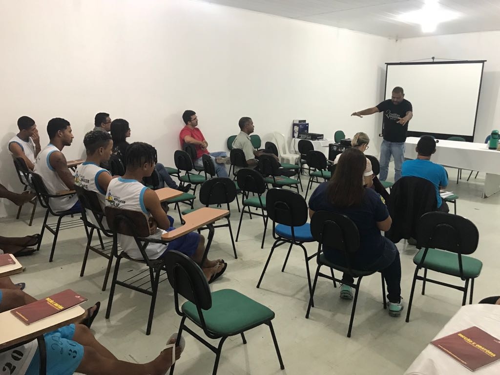 Adolescentes do CASE I recebem treinamento para se comportar diante de entrevista