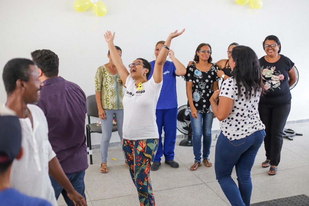 Familiares de socioeducandos do CASEM participam de sessão de Yoga do Riso