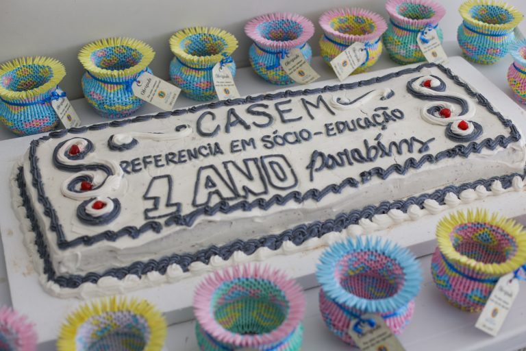 Adolescentes socioeducandos apresentam filme produzido por eles na celebração de um ano da CASEM