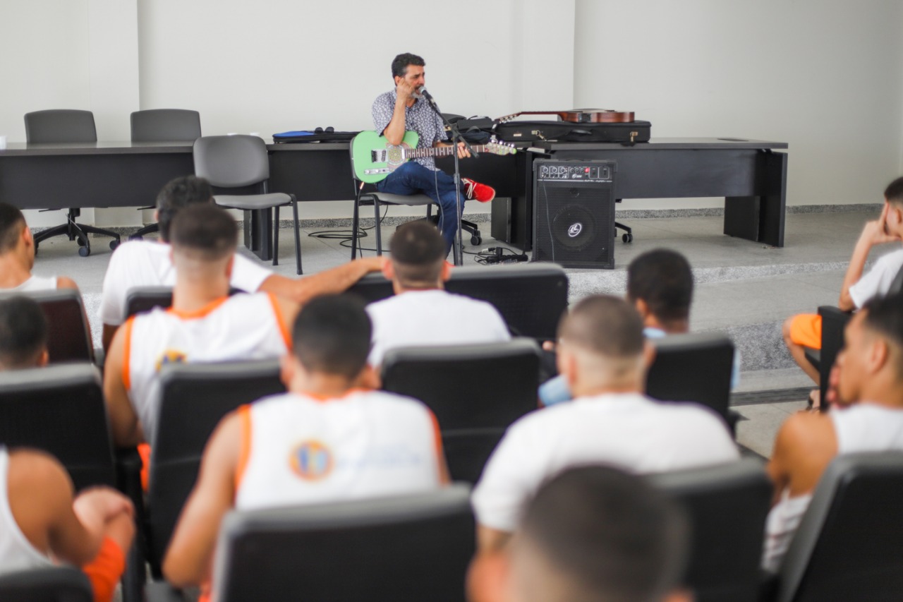 Socioeducandos da Casem recebem Nino Karvan para bate-papo sobre música e trabalho artístico
