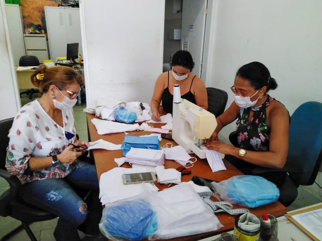 Colaboradores da Fundação Renascer confeccionam máscaras de tecido para unidades socioeducativas