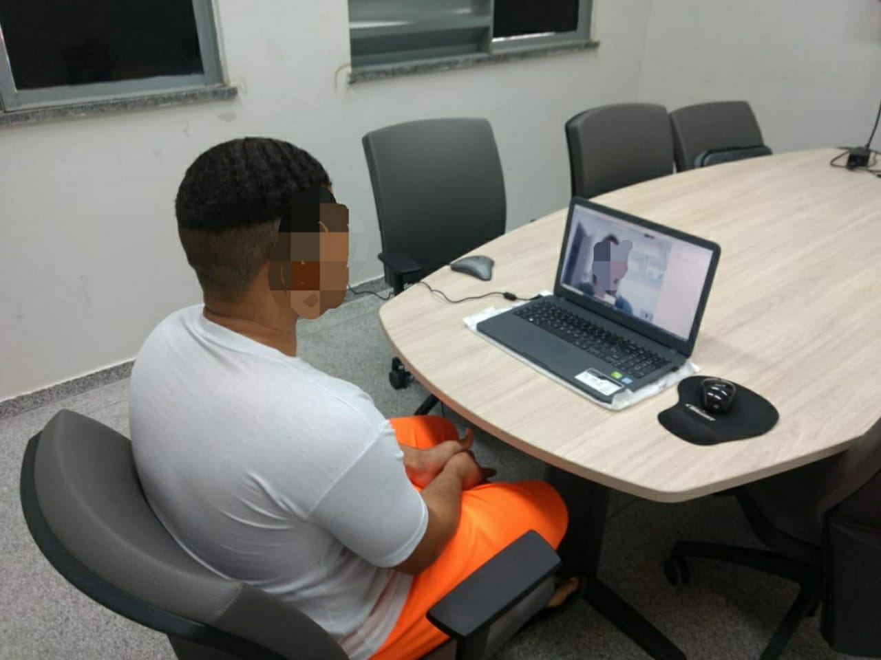 Fundação Renascer recebe webcams e microfones para videochamadas com adolescentes