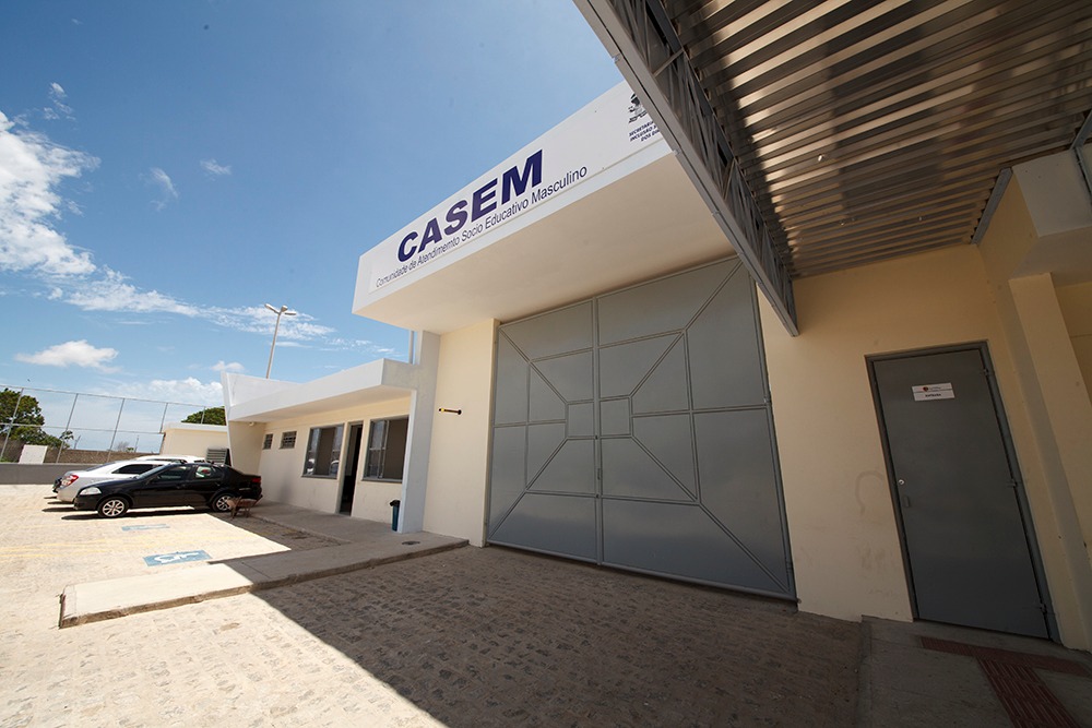 Fundação Renascer inativa Cenam e transfere adolescentes para a Casem