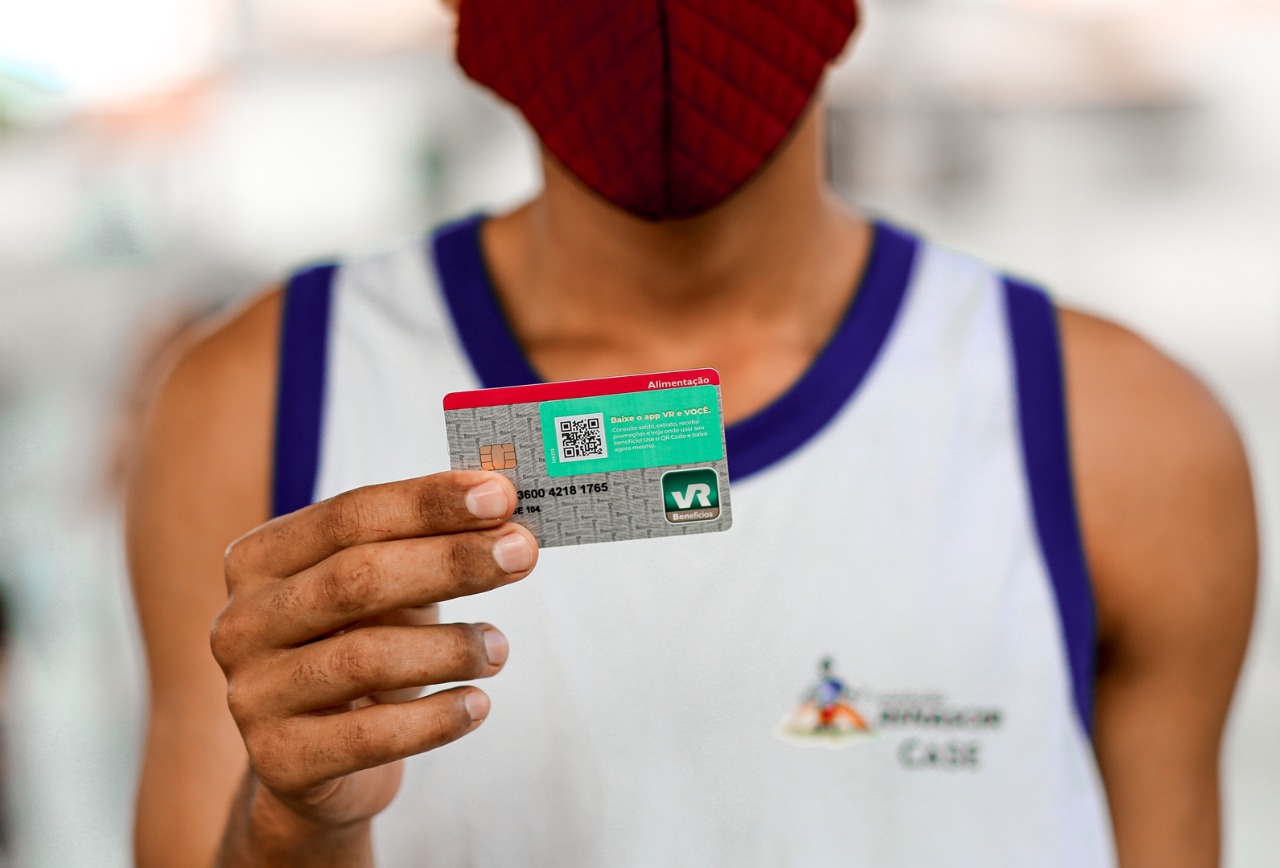 Famílias de egressos e socioeducandos em semiliberdade recebem cartões alimentação da Cufa/SE