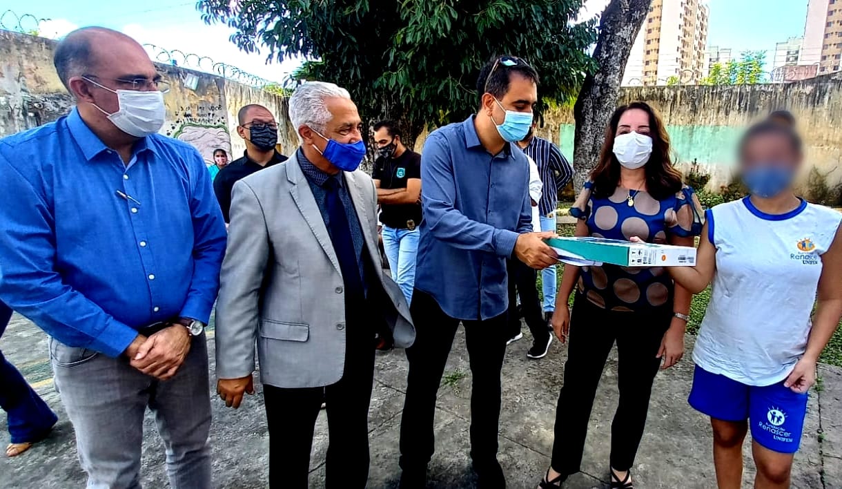 Fundação Renascer recebe dez notebooks do MPE e MPT