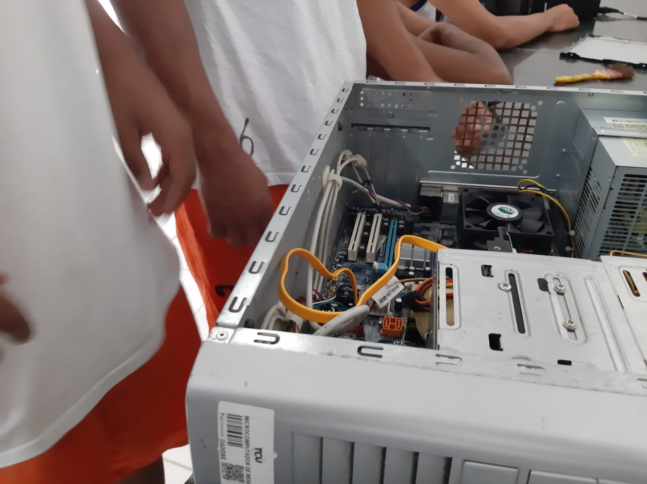 Jovens da Fundação Renascer concluem Curso de Manutenção e Montagem de computadores