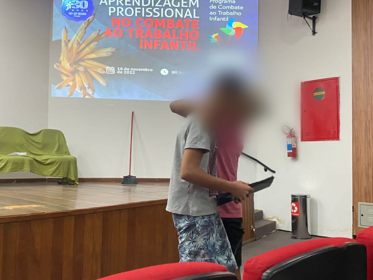 Adolescentes da Fundação Renascer se apresentam em evento sobre “Aprendizagem Profissional no combate ao Trabalho Infantil” no TRT-20
