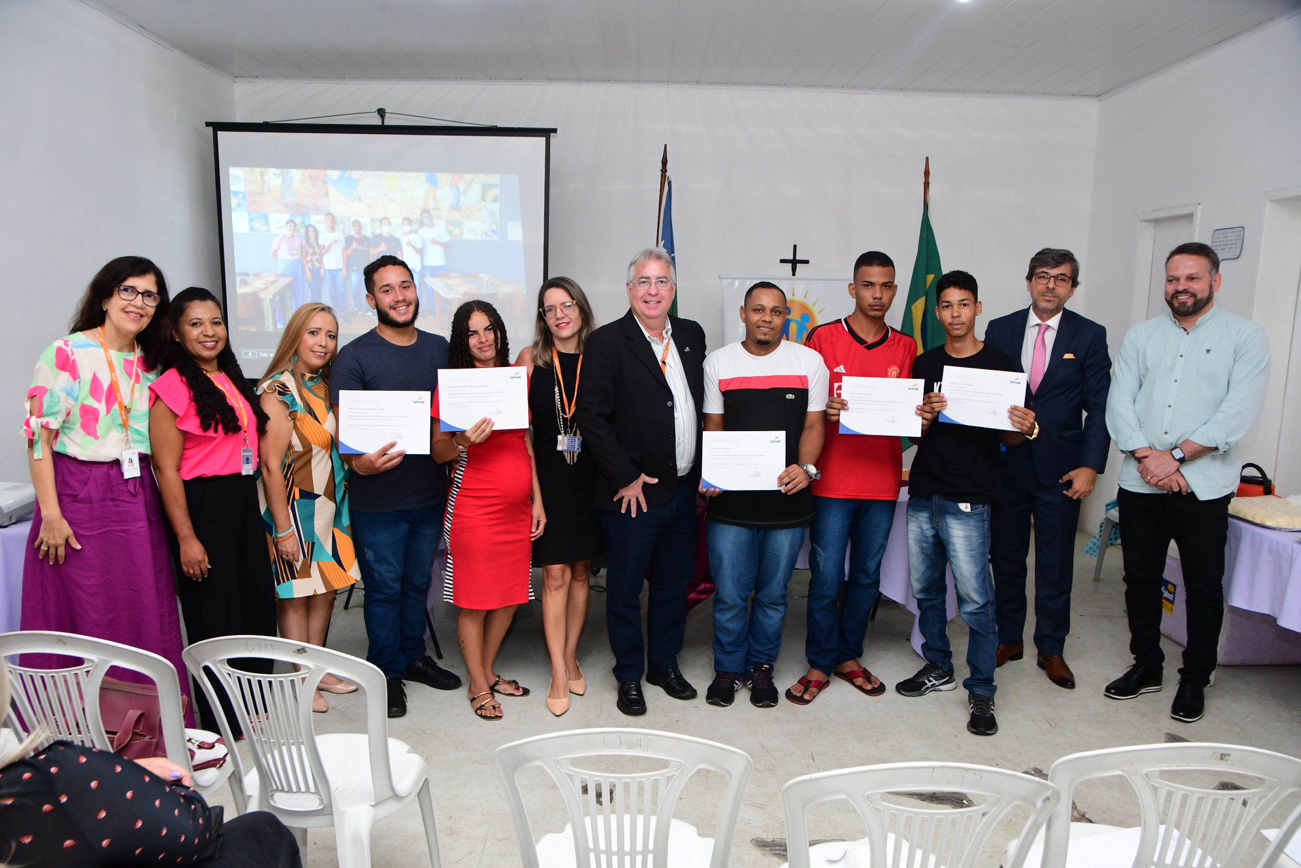 Jovens Egressos da Fundação Renascer recebem certificado do curso em Serviços Administrativo