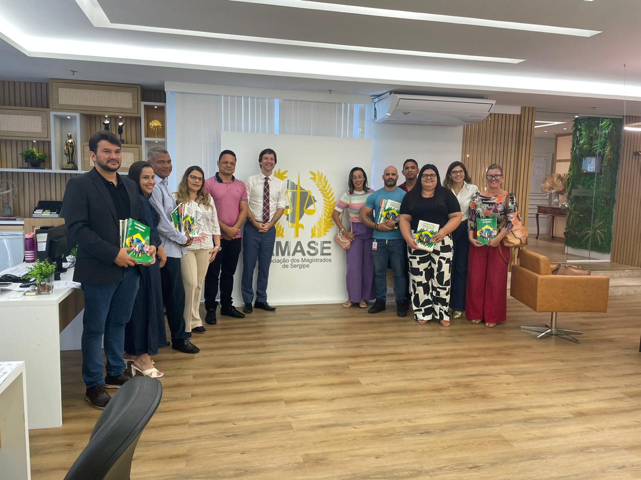 Diretores da Fundação Renascer Participam de Reunião para Introdução da Coleção em Miúdos em Parceria com Projeto SerCidadão