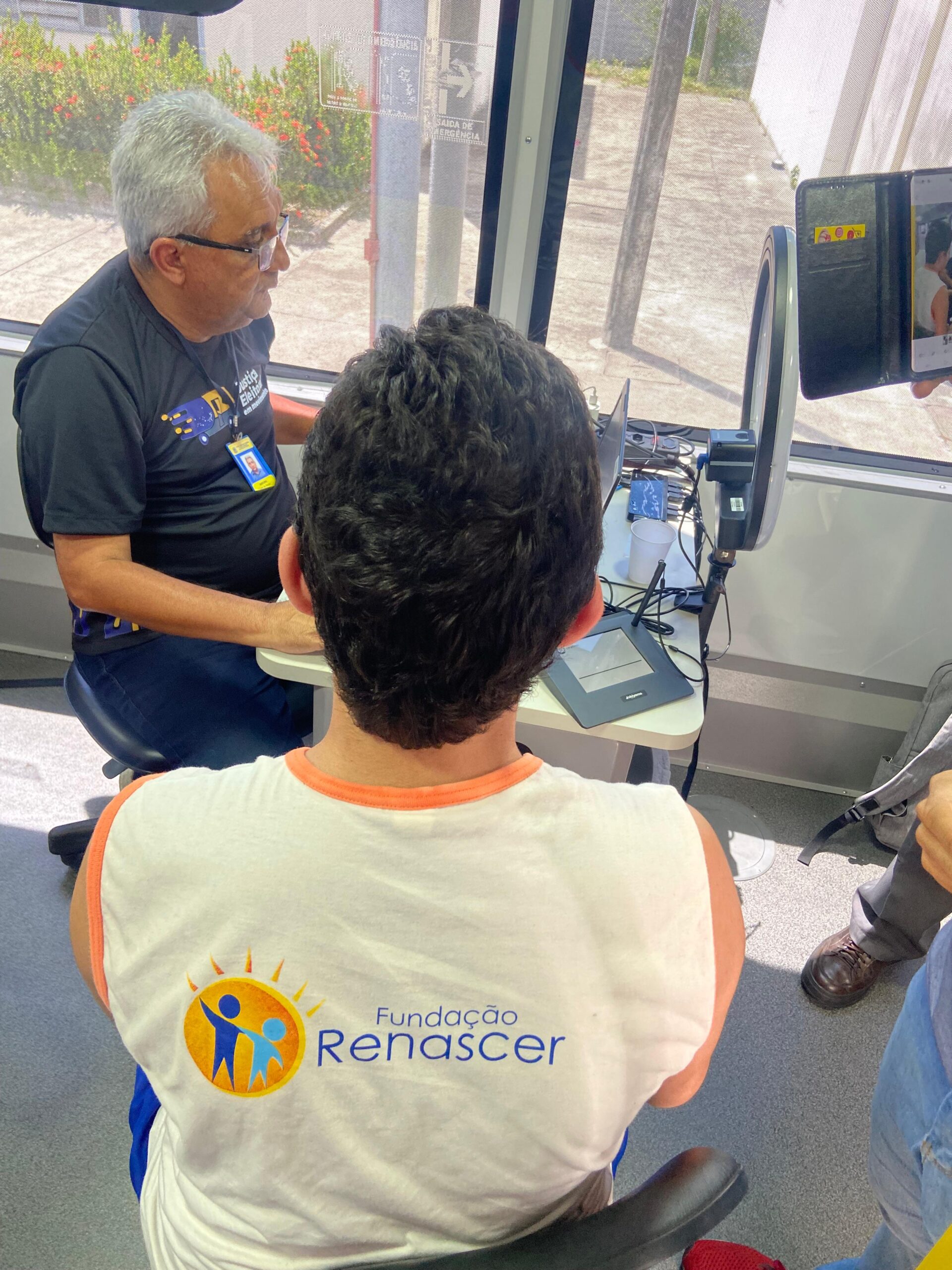 Adolescentes da CASEM participam de ação de cidadania promovida pelo TJSE